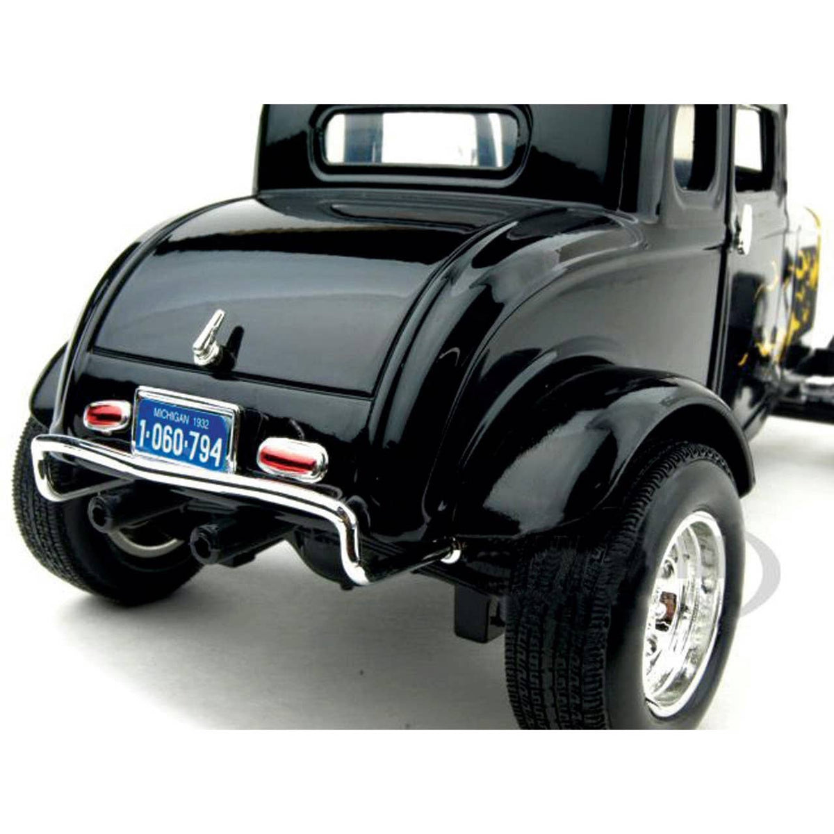 1932 Ford Hot Rod - Black Flames 1:18 Scale